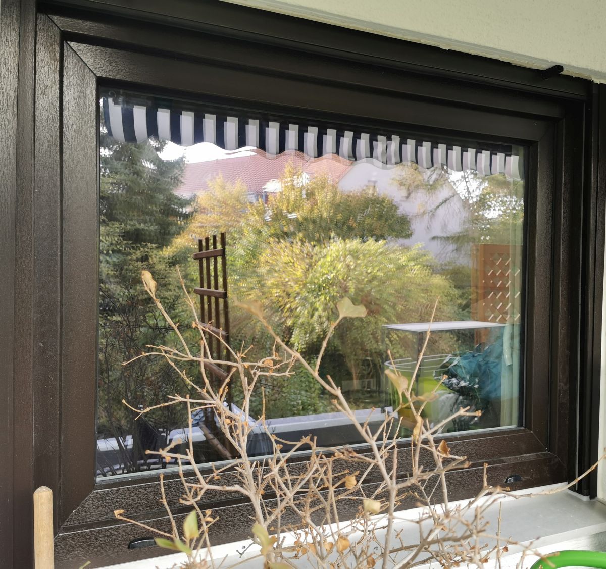 REHAU Fenster mit Kaleido Foil 012L (RAL 8017)