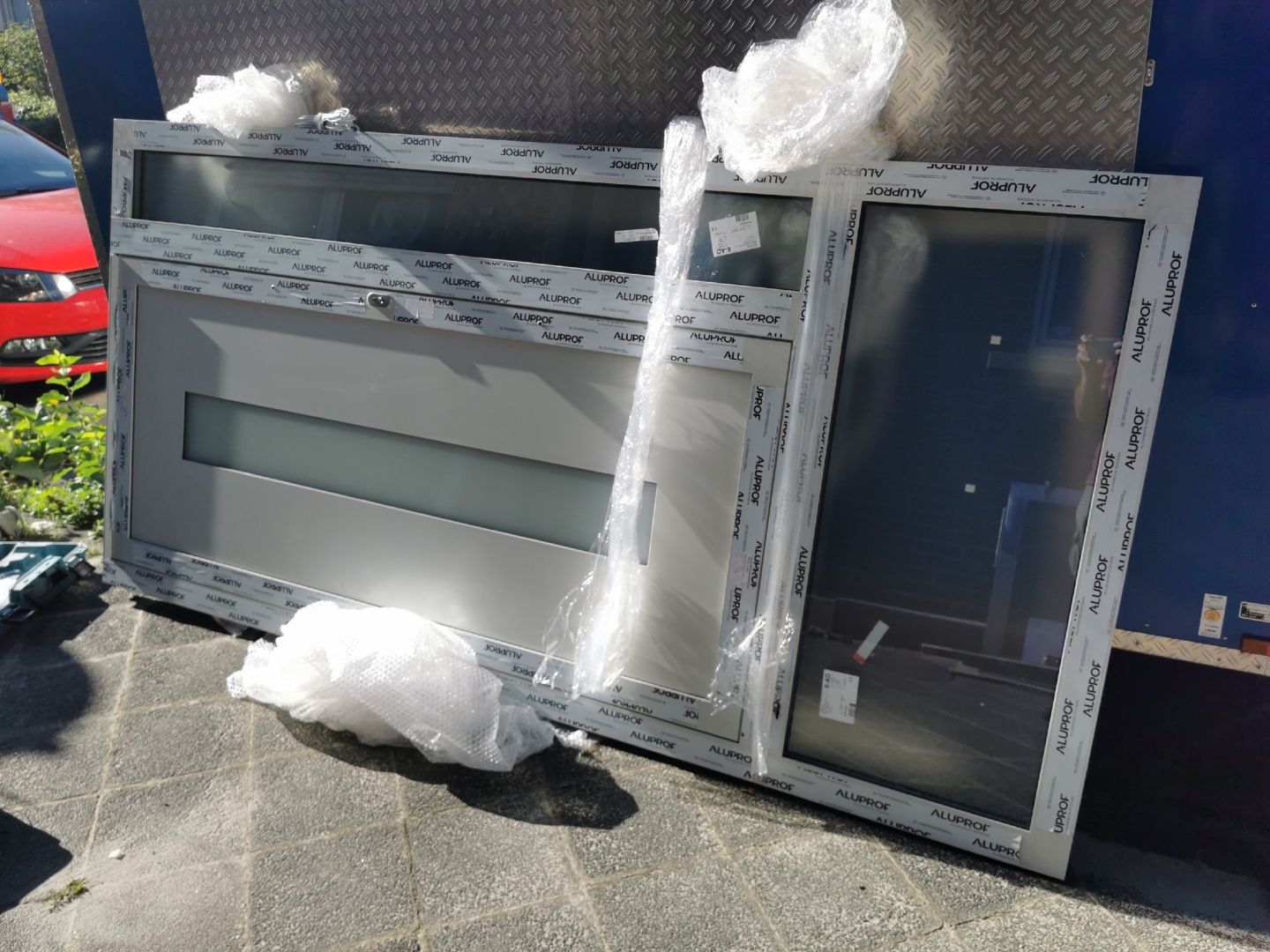 Neue Aluprof Eingangstür vor Montage