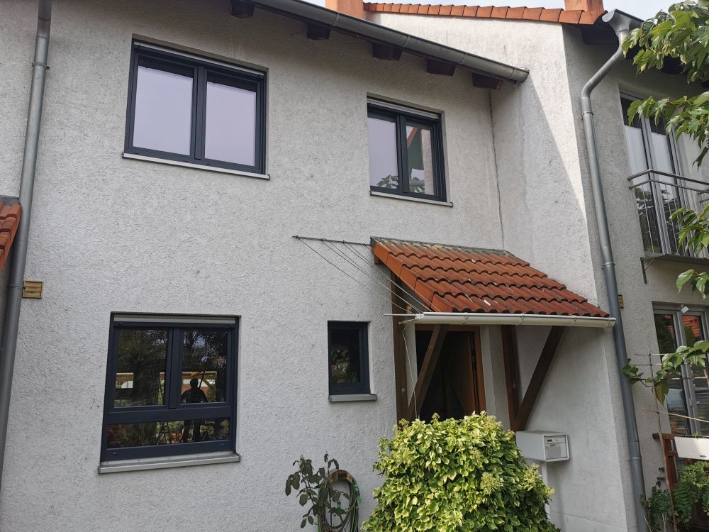 Haus mit Aluplast Fenster in Anthrazit