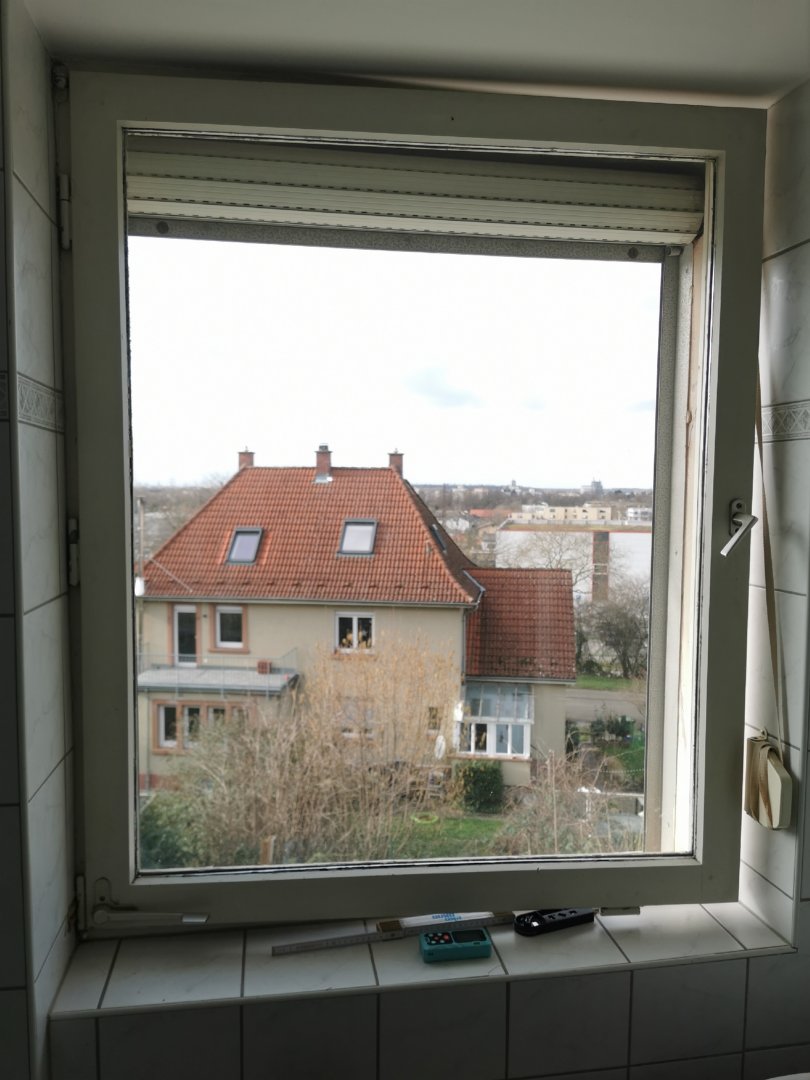 Vorherbild, altes Badfenster mit Klarglas Altes Badfenster: Vorher mit Klarglas